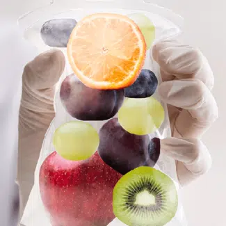 Bolsa de terapia intravenosa superpuesta con fruta en su interior