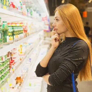 mujer recogiendo alimentos en el mercado