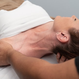 Mujer recibiendo un masaje en el hombro