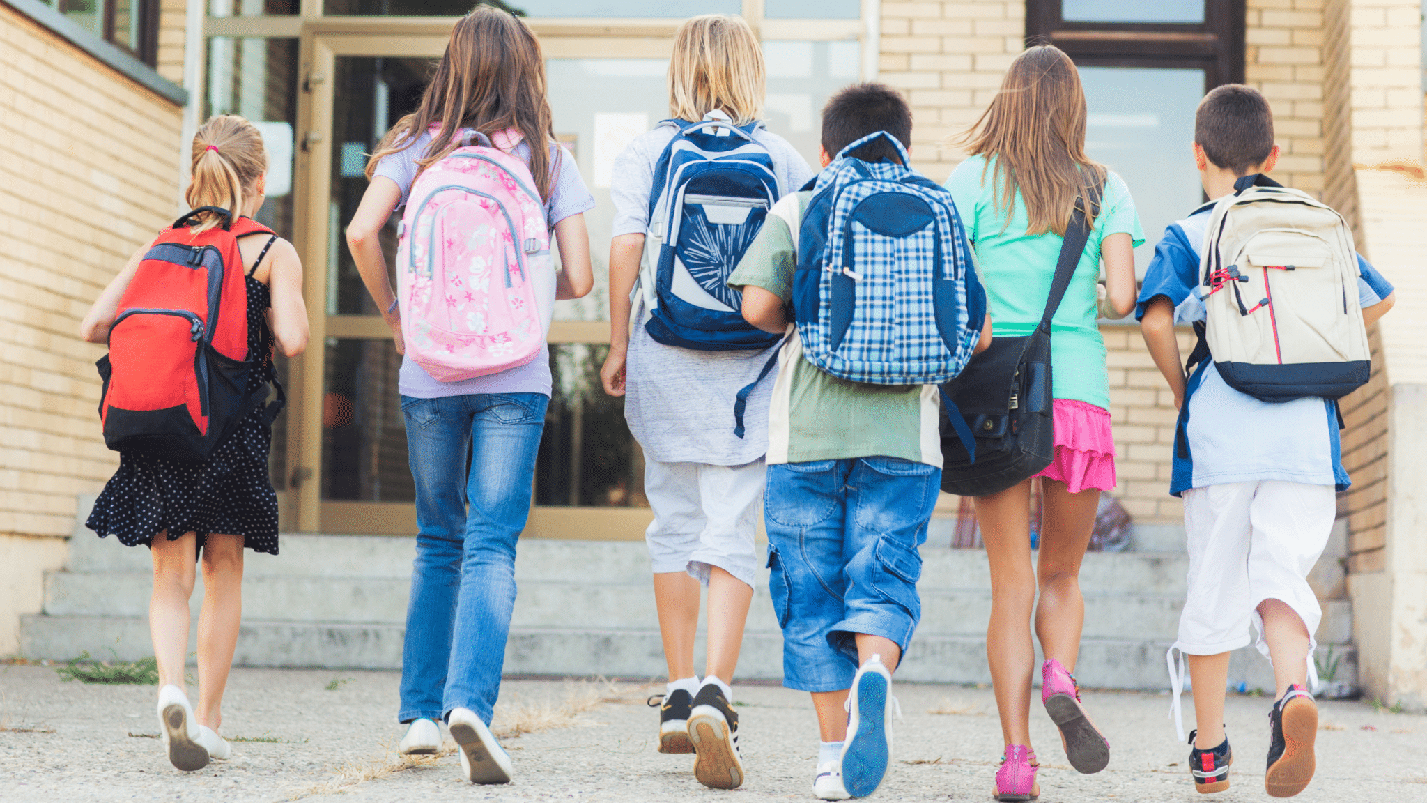 Должны ли дети ходить в школу. Дети идут в школу. Школьник с рюкзаком. Подросток идет в школу. Ученик с рюкзаком.