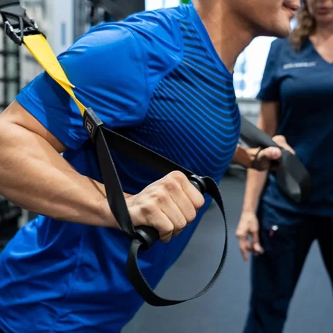 Hombre haciendo terapia física avanzada en BackFit